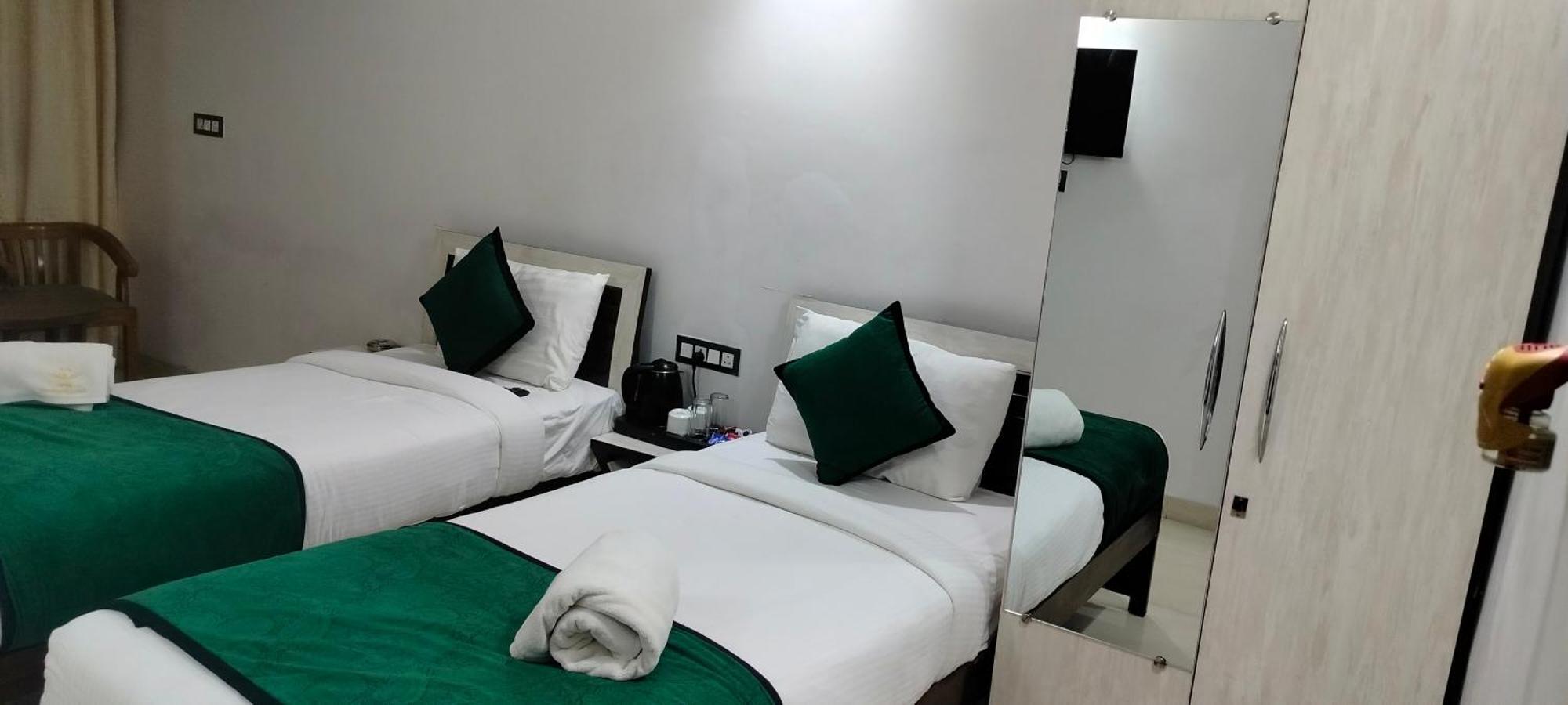 Hotel Aman Residency Allāhābād Junction Exteriör bild