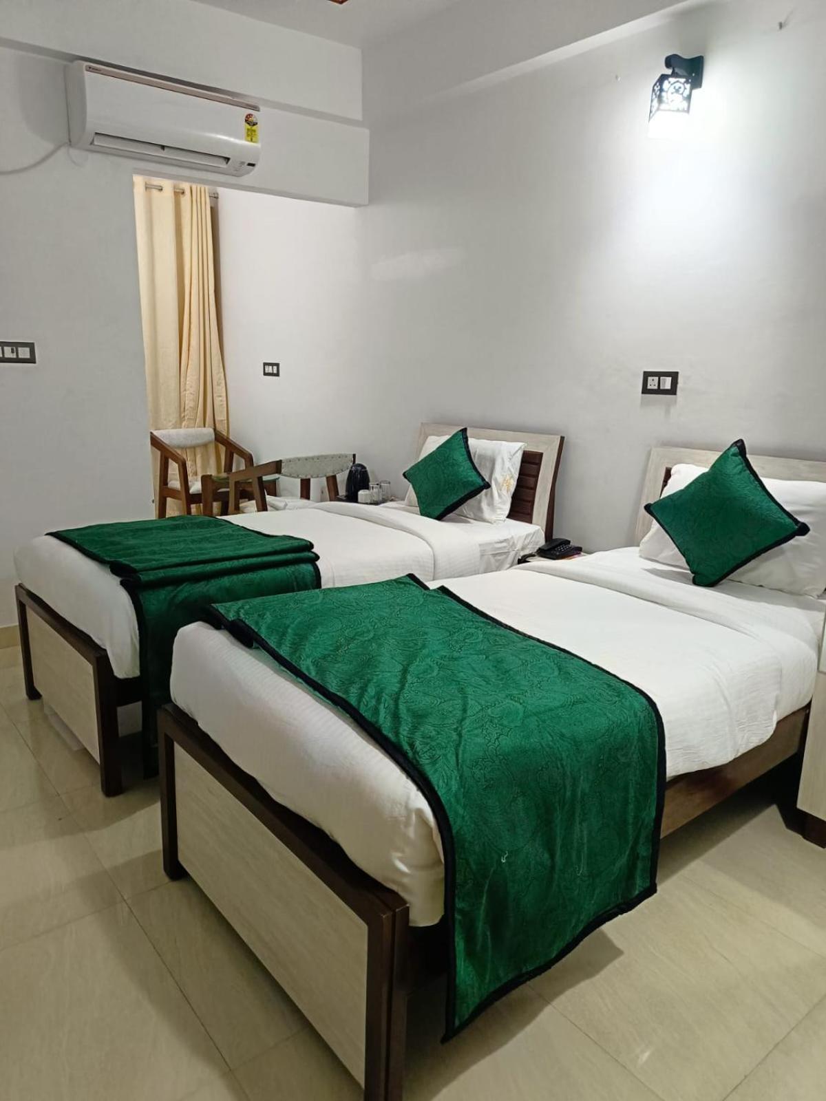 Hotel Aman Residency Allāhābād Junction Exteriör bild