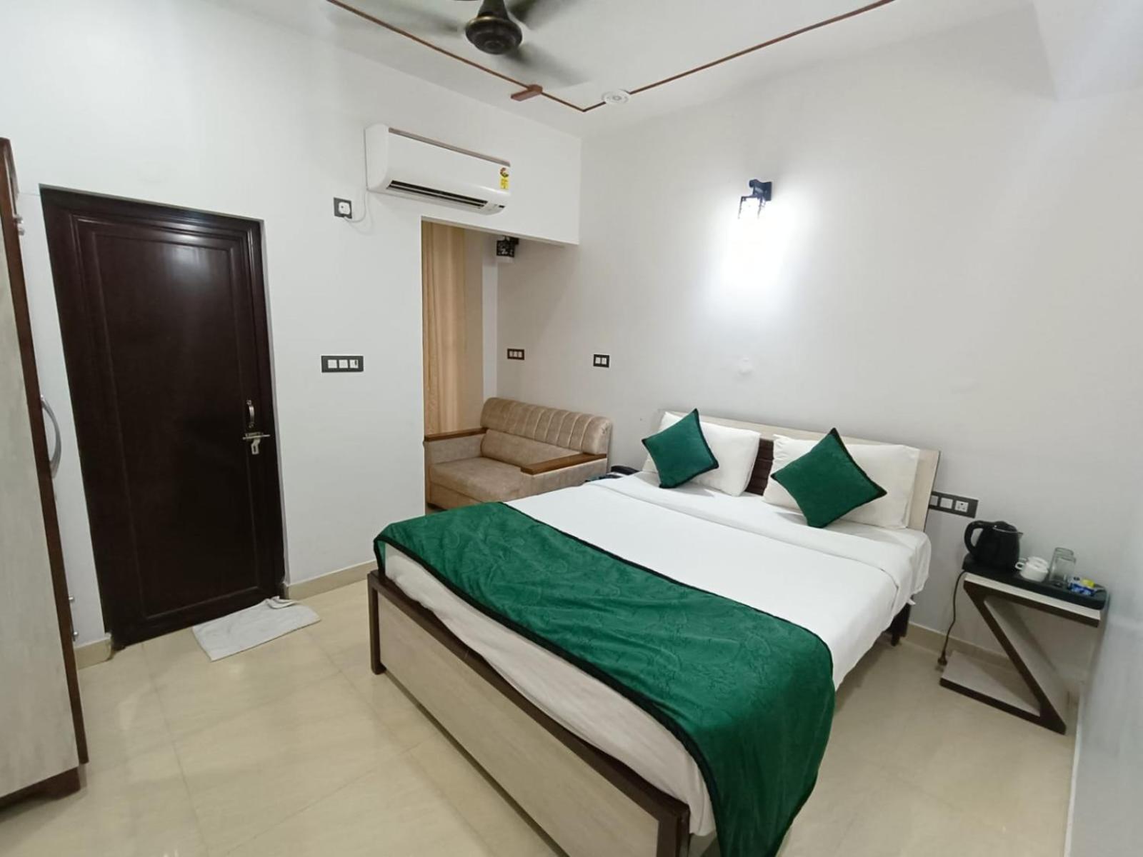 Hotel Aman Residency Allāhābād Junction Exteriör bild